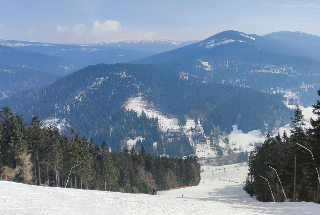 Enjoyharrachov - Atraktivni Slunny Klimatizovany Apartman 14 V Centru Harrachova Se Saunou, Parkovanim, Wifi-Wlan, Sat, Herni Konzoli, Pc S Win 10, Netflix Zdarma A Moznosti Dobijeni Auta S Jedinecnym Vyhledem Na Certovu Horu Se Skokanskymi Mustky Exterior foto