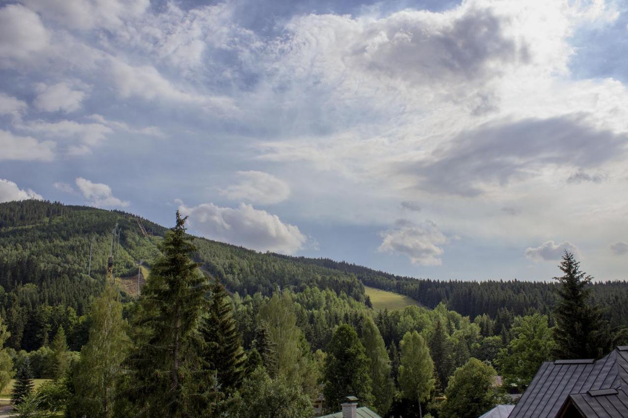 Enjoyharrachov - Atraktivni Slunny Klimatizovany Apartman 14 V Centru Harrachova Se Saunou, Parkovanim, Wifi-Wlan, Sat, Herni Konzoli, Pc S Win 10, Netflix Zdarma A Moznosti Dobijeni Auta S Jedinecnym Vyhledem Na Certovu Horu Se Skokanskymi Mustky Exterior foto