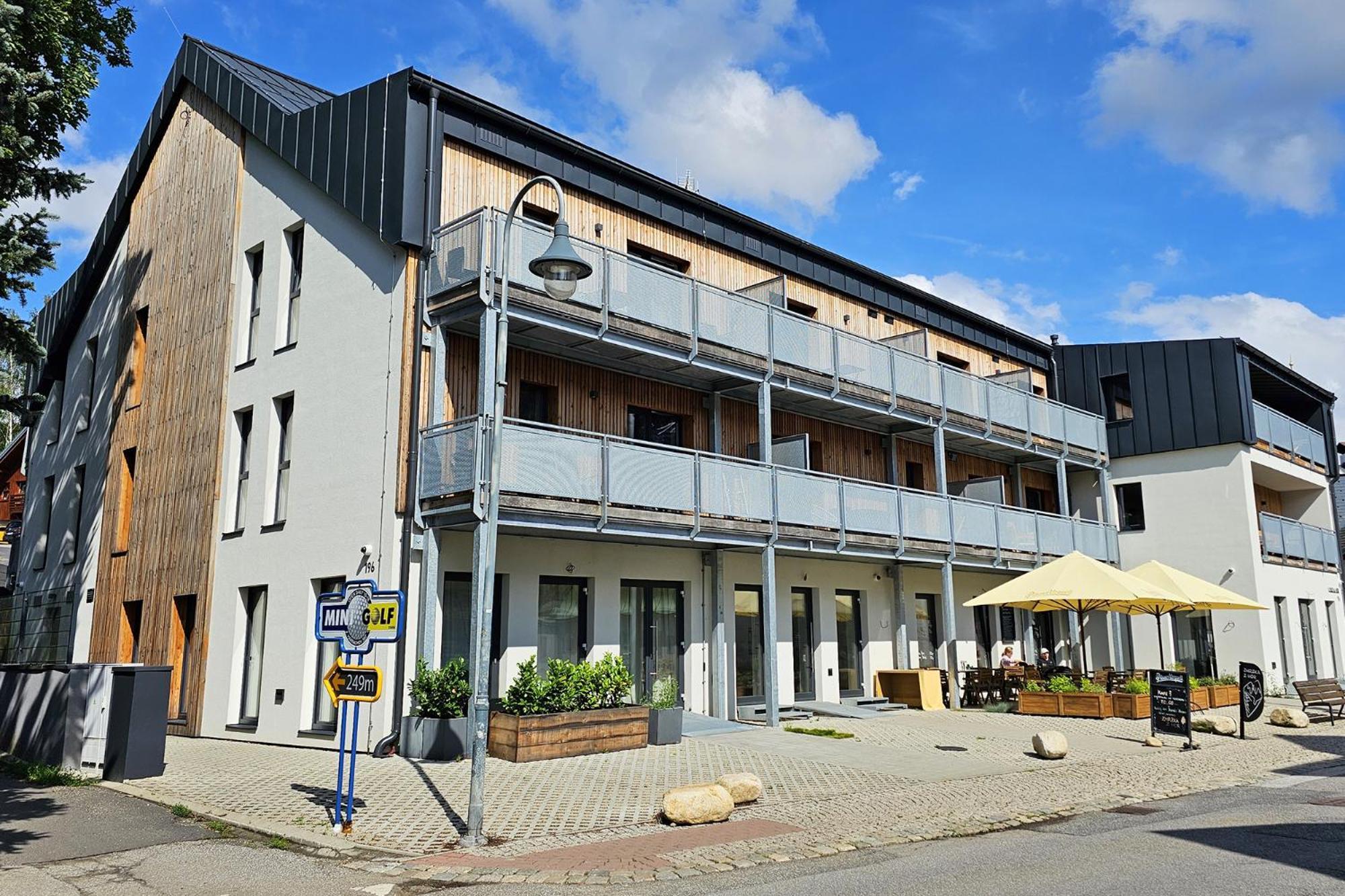 Enjoyharrachov - Atraktivni Slunny Klimatizovany Apartman 14 V Centru Harrachova Se Saunou, Parkovanim, Wifi-Wlan, Sat, Herni Konzoli, Pc S Win 10, Netflix Zdarma A Moznosti Dobijeni Auta S Jedinecnym Vyhledem Na Certovu Horu Se Skokanskymi Mustky Exterior foto
